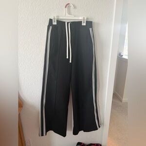 Alo black and white sweat pants matching w top